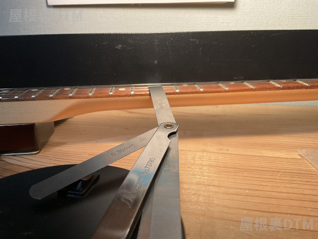 ギターネック反り確認